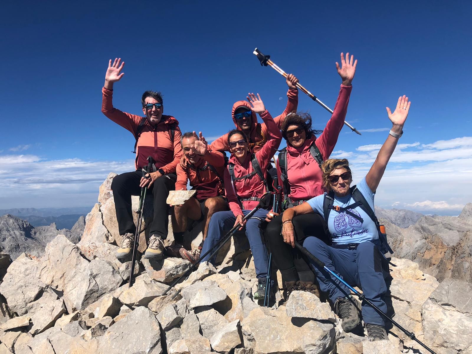 Imagen en la cima de Peña Vieja de los pacientes oncológicos Arantxa Pla y José Antonio Tocino; las doctoras de Valdecilla Marta López Brea y Laura Sánchez Moreno; el coordinador de 'A Pulmón', Alberto Urtasun; y el presidente de AEACaP, Bernard Gaspar.