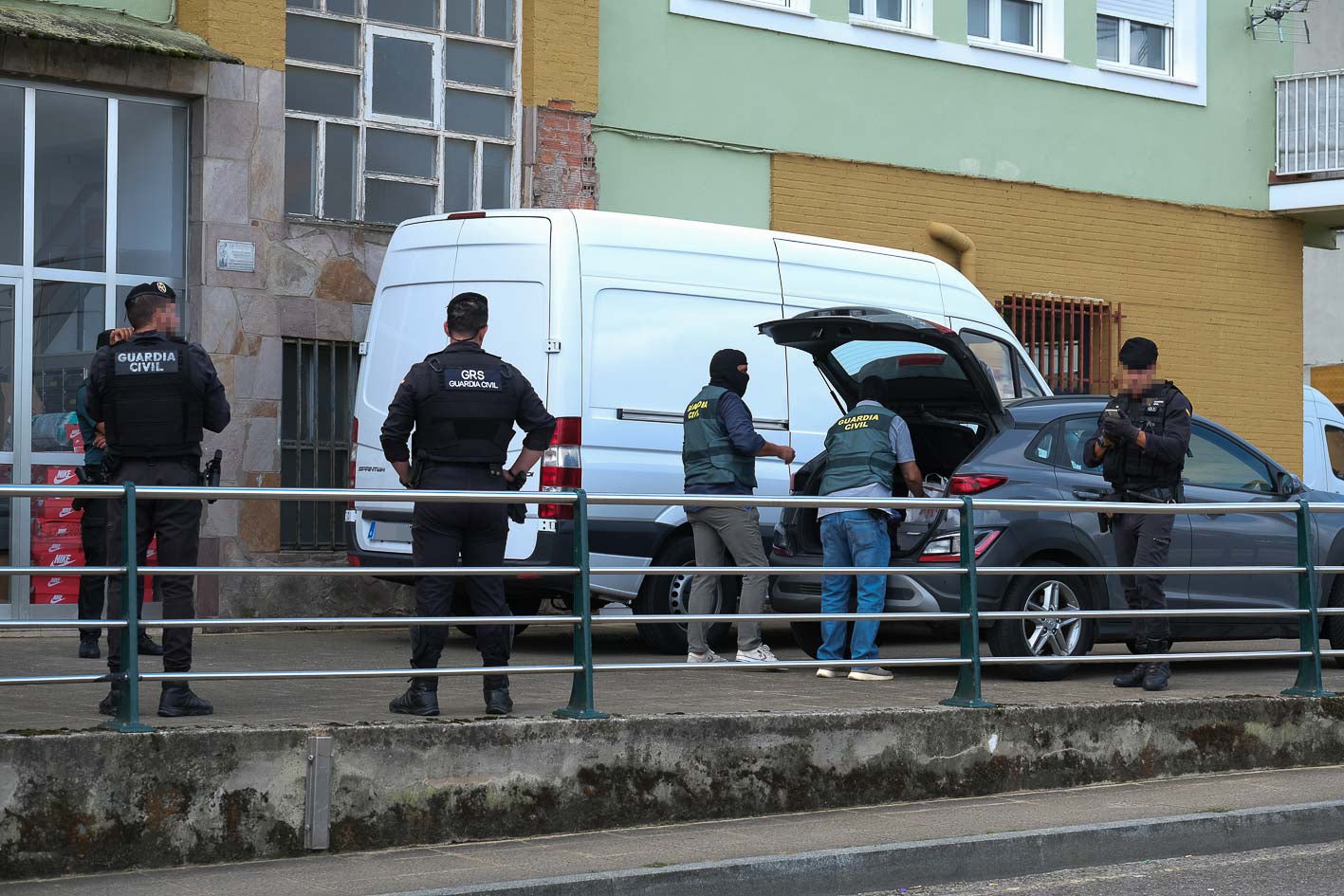 Guardias civiles depositan parte del material incautado en uno de sus vehículos.