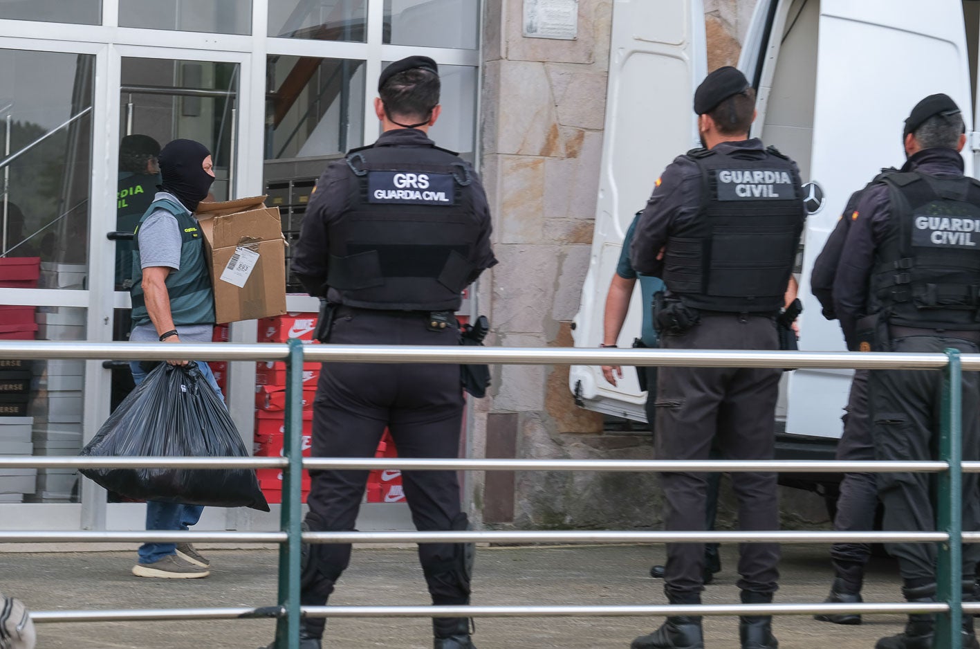 El material incautado quedó depositado primero en el portal del edificio.