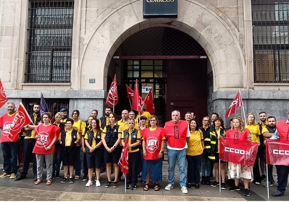 Trabajadores de la empresa pública, este jueves, en la sede de Correos en Torrelavega.