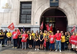 Trabajadores de la empresa pública, este jueves, en la sede de Correos en Torrelavega.