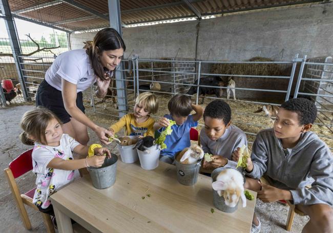 Carolina Crespo, junto a los niños, en la granja escuela.