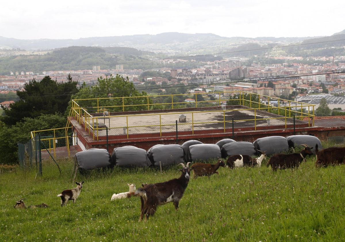 Depósito de agua de Cuatro Vientos, que da servicio a una zona elevada de Torrelavega.