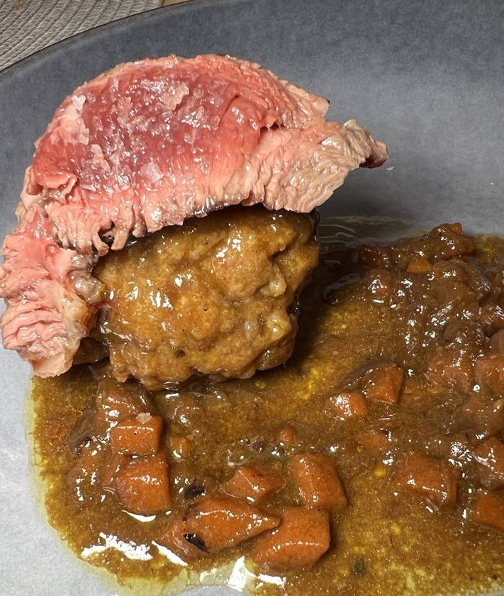 Imagen secundaria 2 - Mollete de costilla con una salsa de chipotle semi picante, canelón de pollo, salsa de setas y trompeta de la muerte y albóndigas de costilla y chuleta de vaca.