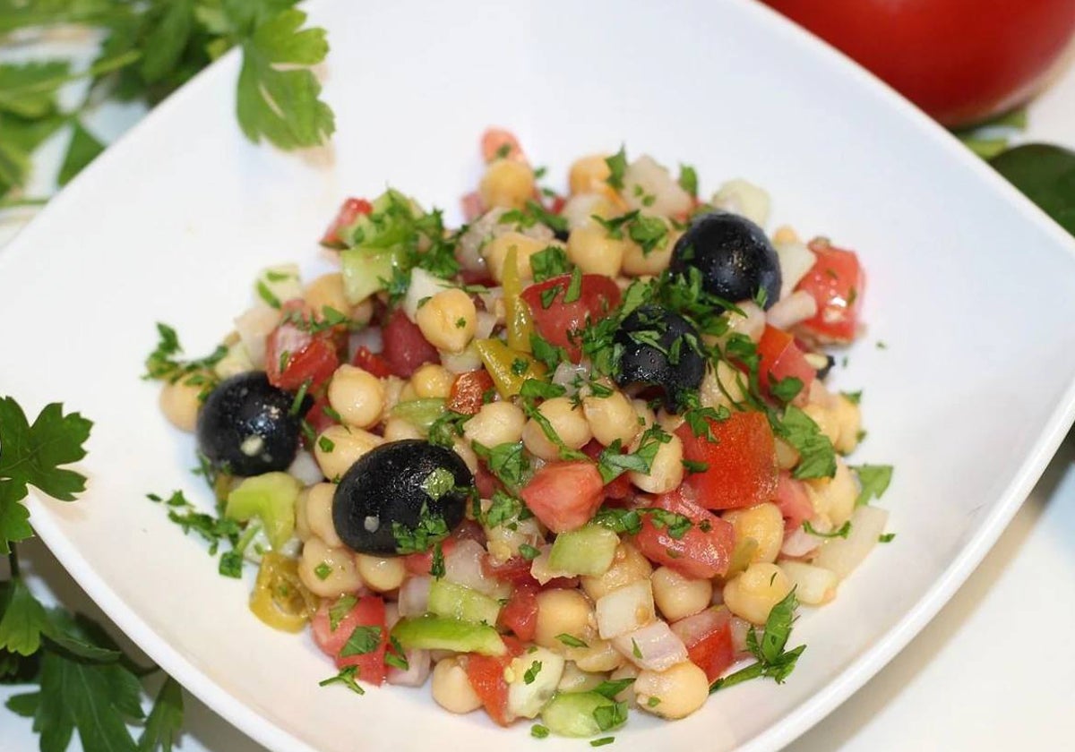 Ensalada de garbanzos en una versión propia del verano.