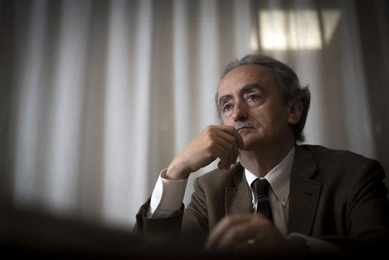 José Carlos Llop, autor de diarios, relatos y ensayos, continúa edificando una trayectoria singular, moviéndose entre géneros.