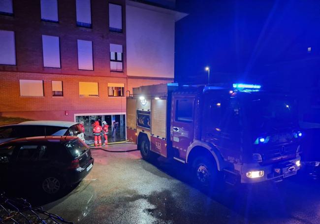 El Servicio de Emergencias durante algunas de las intervenciones en garajes que realizaron en la noche de este pasado jueves.