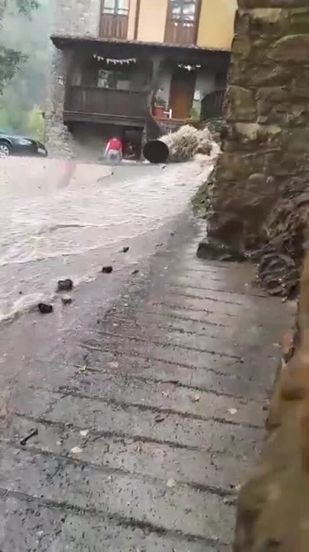 Calles convertidas en ríos en Potes