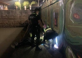 Policía Local y equipo médico atienden al hombre, que se precipitó desde el muelle hasta el dique en una caída de más de tres metros.