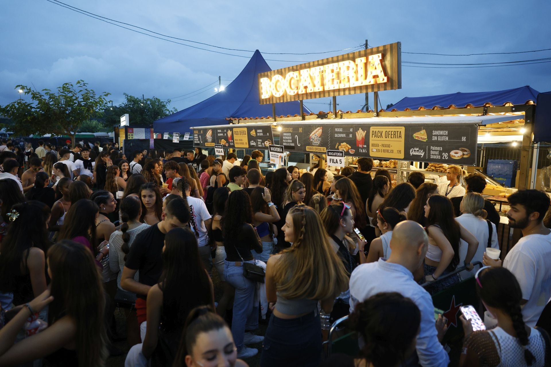 Cientos de asistentes se agolparon junto a las food trucks del evento.