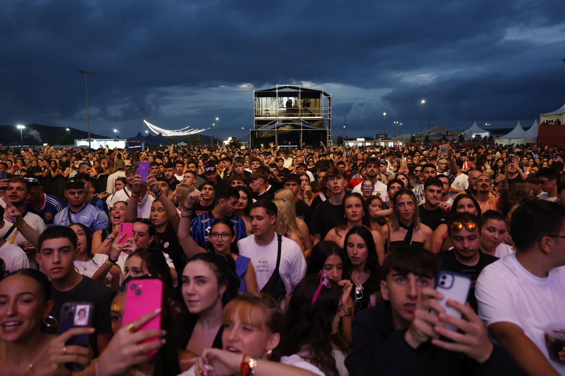 El público se entregó al festival y muchos lo capturaron con sus teléfonos móviles.