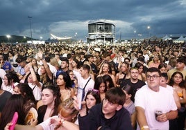 Miles de personas disfrutan de uno de los recitales, este viernes, en el Negrita Music Festival.