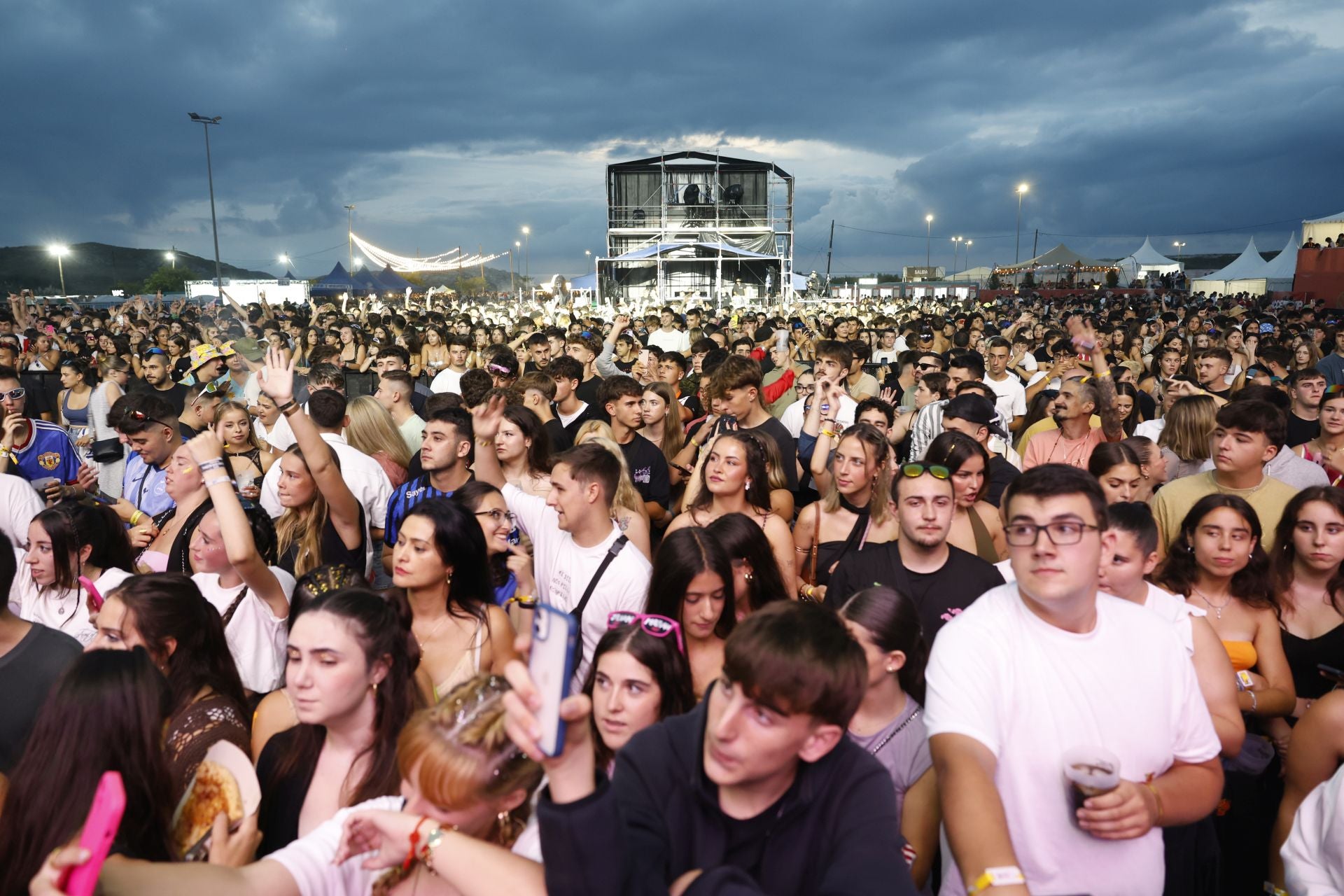 Miles de personas disfrutan de uno de los recitales, este viernes, en el Negrita Music Festival.