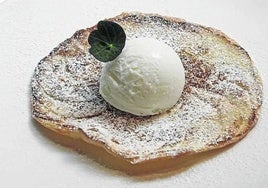 Tarta de manzana con helado de nata.