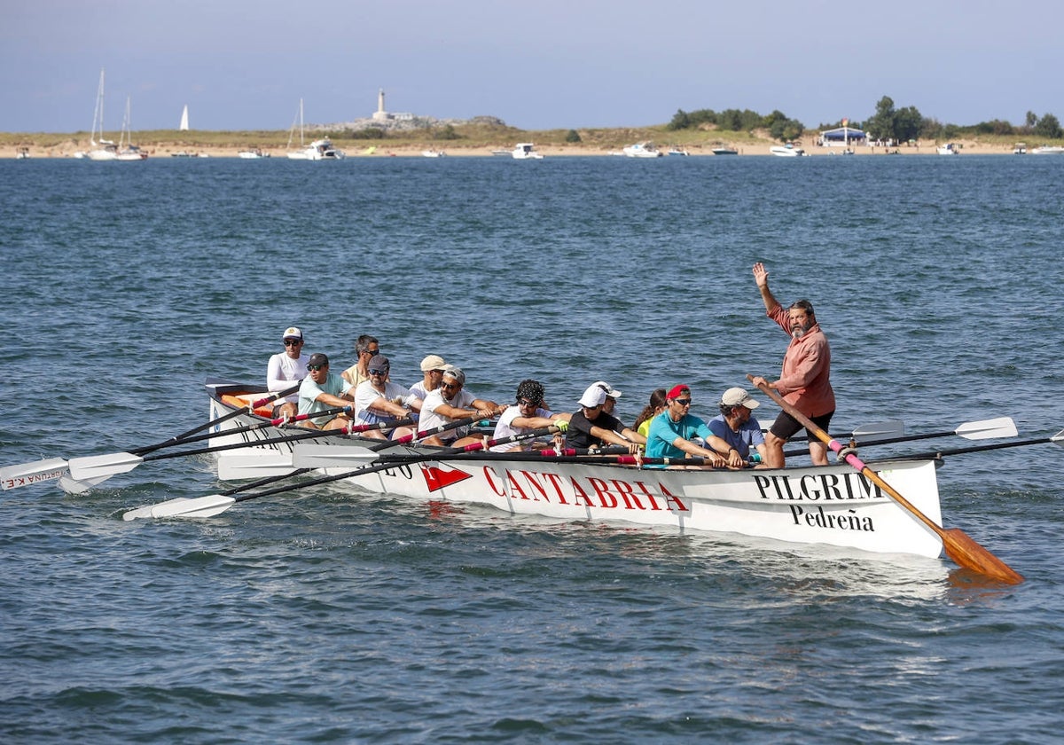 El patrón, Chepe Saiz, al mando de un grupo de turistas que aprenden a navegar en trainera.