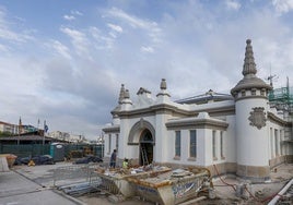 La retirada de andamios ha permitido mostrar ya el remozado aspecto del edificio portuario.