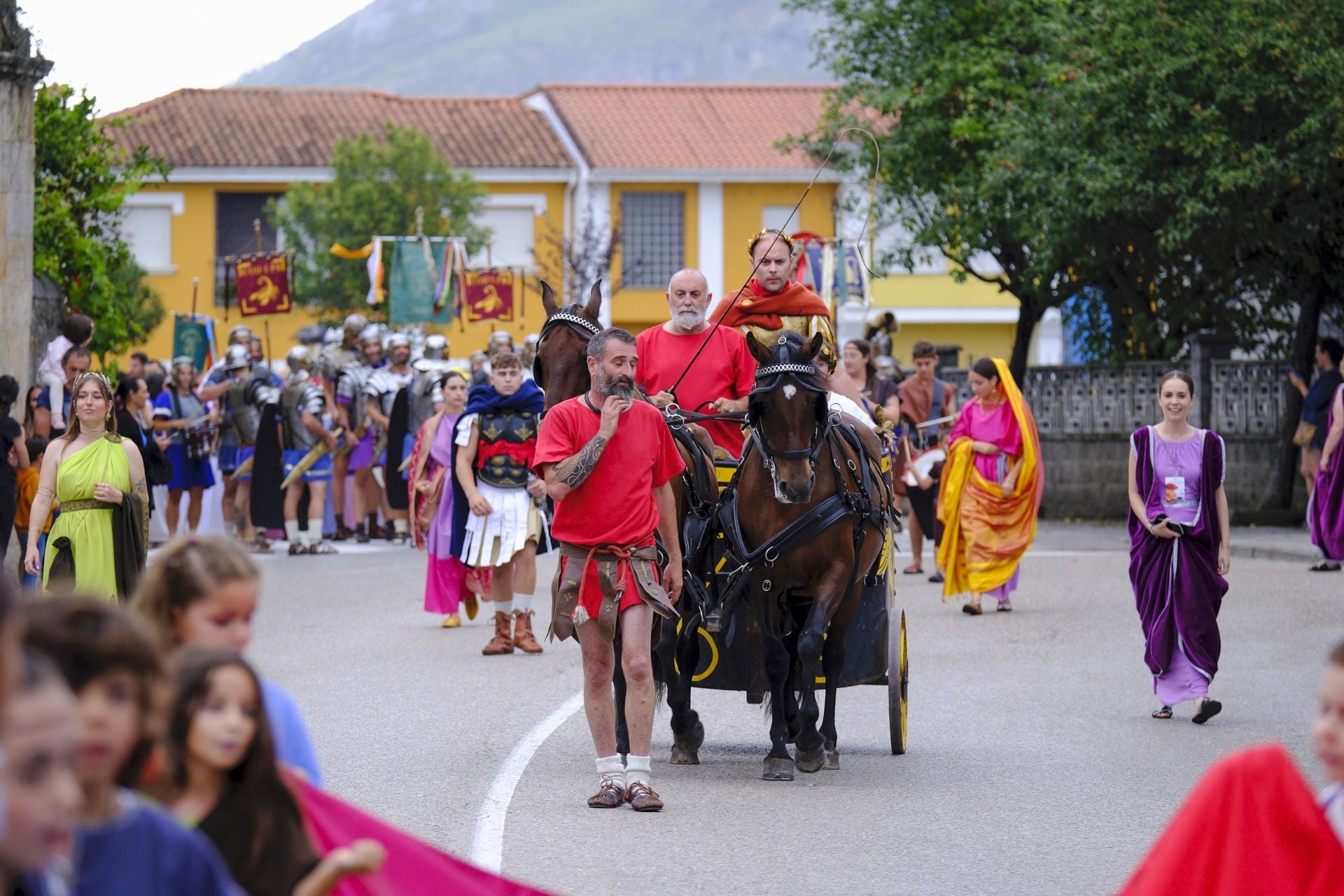 Un grupo de romanos en una cuadriga.