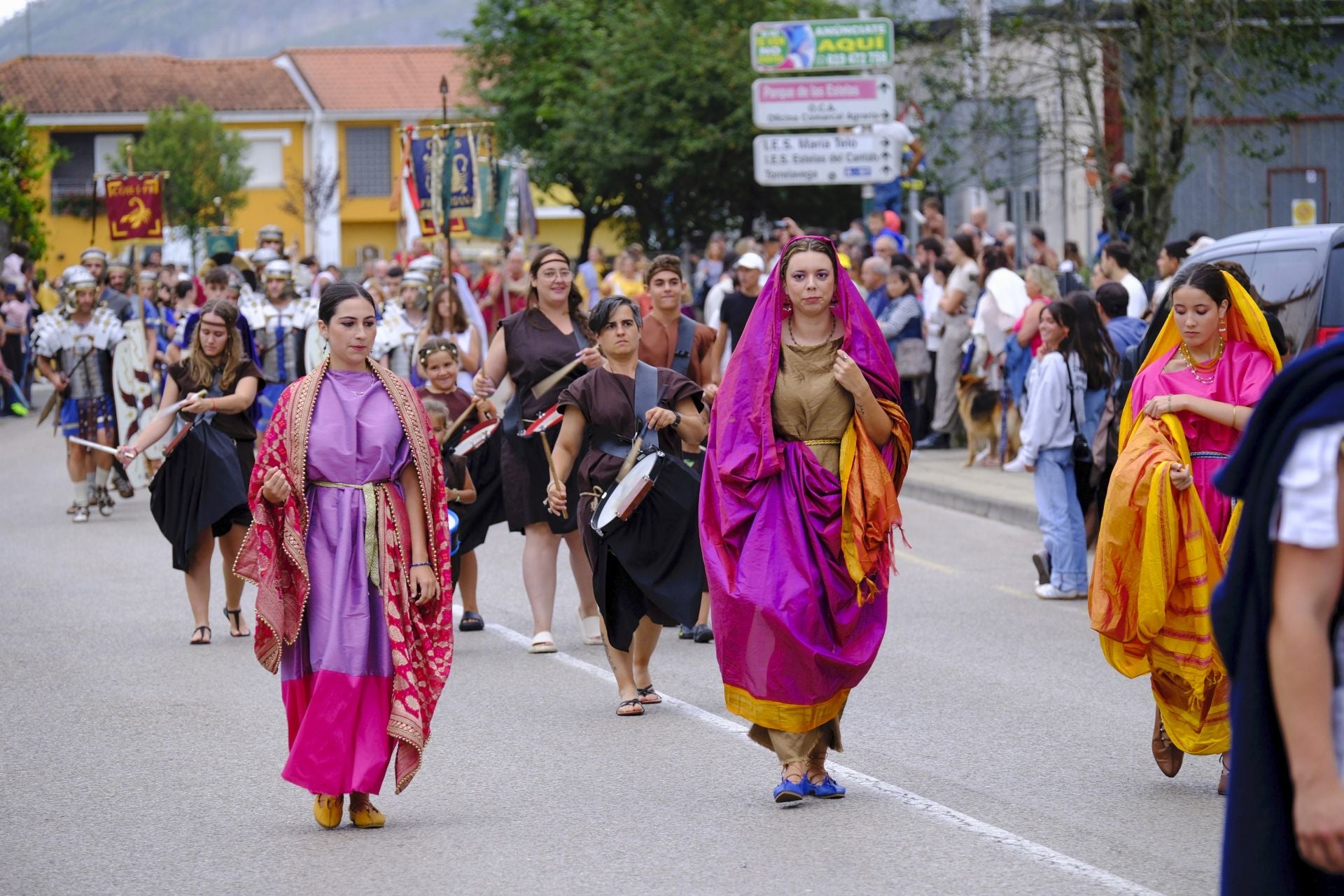 Un grupo de romanas durante el desfile de esta tarde.