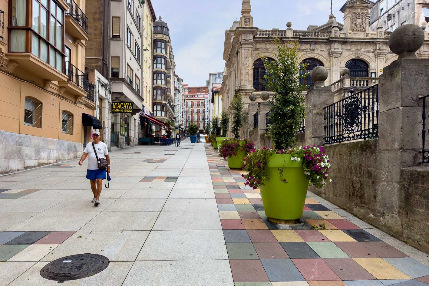 La Florida. La peatonalización de este barrio supuso un cambio drástico en su imagen, donde llaman la atención sus grandes maceteros verdes y sus baldosas, de colores en parte de la acera y de tonos neutros en el resto del espacio. La idea del suelo colorido se replica en otras zonas, como Entrehuertas, aunque los tonos y formas de las losas son diferentes.