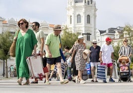 Trasiego de turistas en la zona de El Sardinero durante uno de los días de playa del verano.