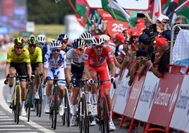 El ciclista Ben O'Connor cruza la línea de meta de la etapa 11 de la Vuelta Ciclista, en Padrón.