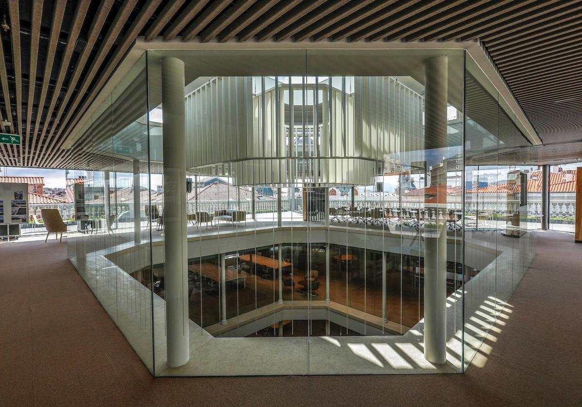 El luminoso interior del edificio del Santander, antiguo Mercantil, intervención de los arquitectos Cruz y Ortiz.