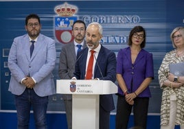 El consejero, Sergio Silva, da cuenta de las novedades del próximo curso en presencia de los directores generales Alberto Hontañón, José Luis Blanco, Cristina Montes y Reyes Mantilla.