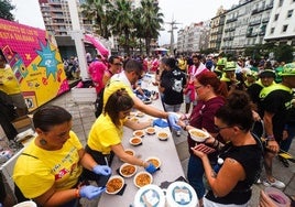 Imagen de las comidas solidarias con las peñas el 25 de julio