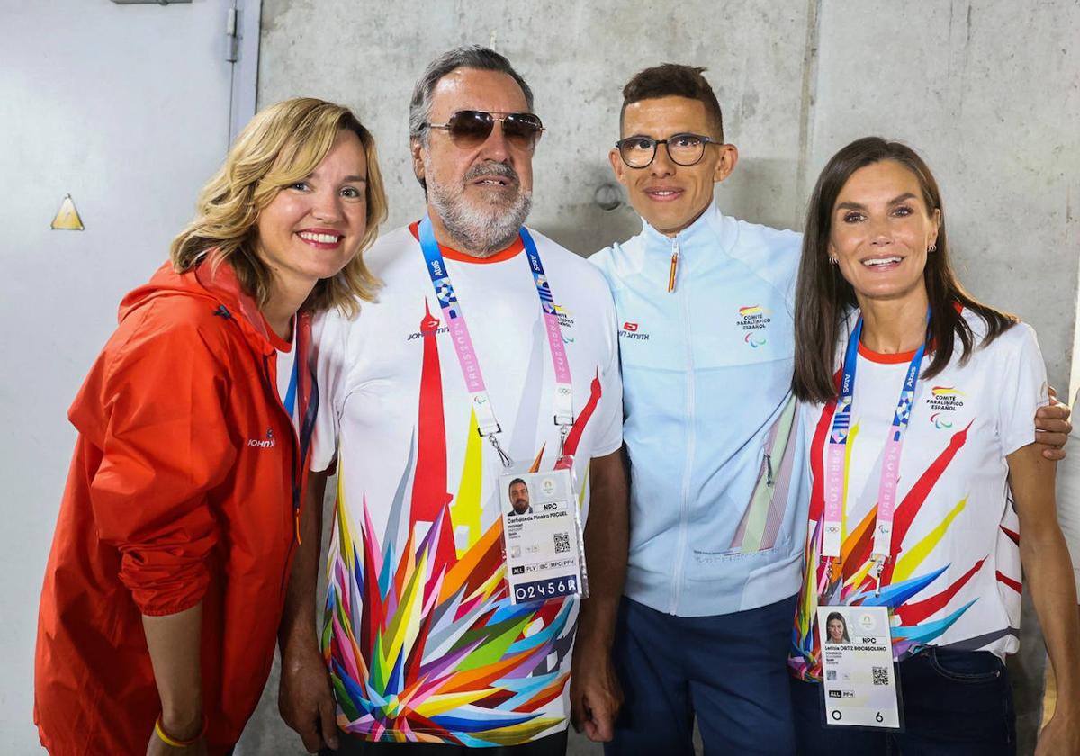 Pilar Alegría, ministra de Educación, FP y Deporte; Miguel Carballeda, presidente del CPE; el atleta Yassine Ouhdadi; y la reina Letizia luciendo la camiseta con el diseño de Okuda