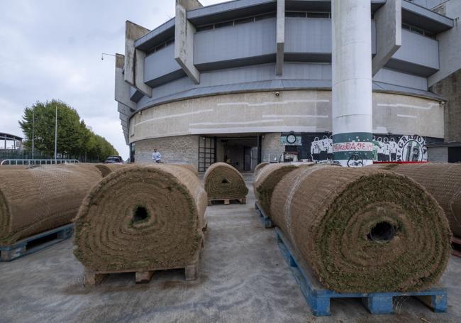 Los primeros tepes, de un calibre inadecuado, en la mañana de ayer en el exterior del estadio.