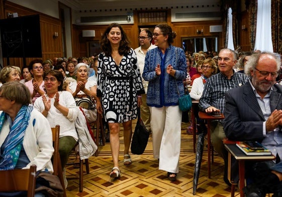 La escritora Ana Merino llegó al Aula Riancho acompañada por la vicerrectora de la UIMP, Matilde Carlón.