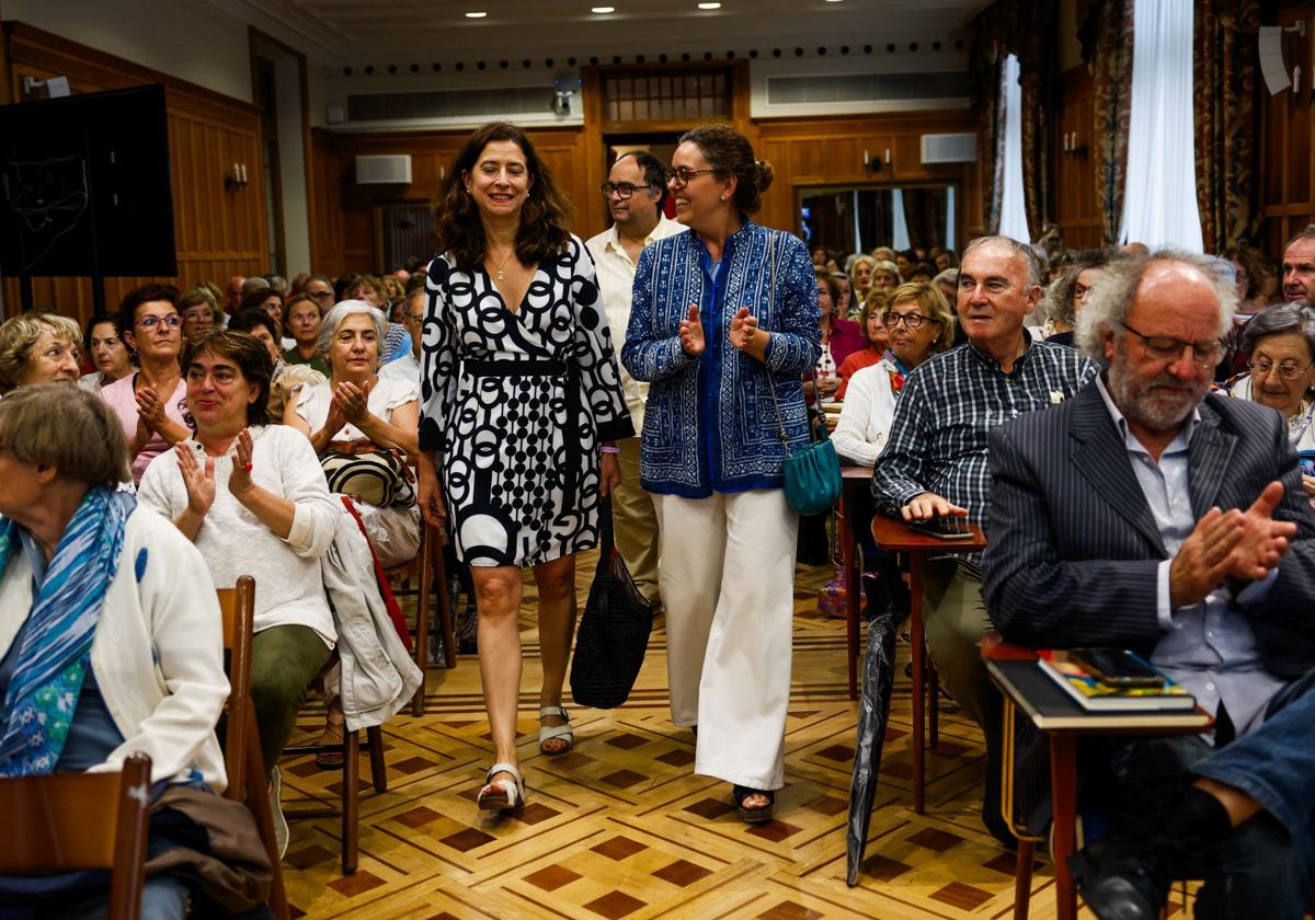 La escritora Ana Merino llegó al Aula Riancho acompañada por la vicerrectora de la UIMP, Matilde Carlón.