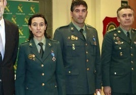 María del Carmen Caballero junto a su compañero José Pedro Lozano y el coronel Justo Chamorro en el acto en 2011 en el que los agentes recibieron la medalla de bronce con distintivo azul al Mérito Civil de la Seguridad Vial