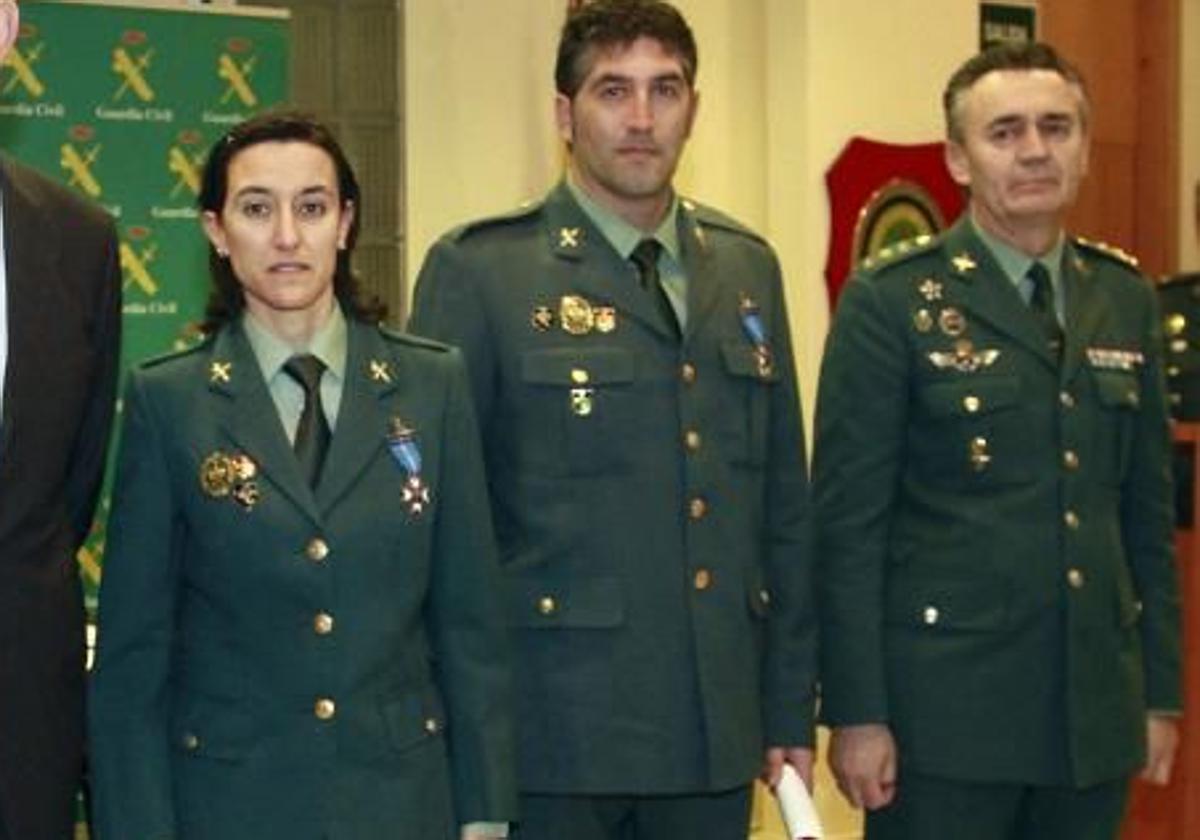 María del Carmen Caballero junto a su compañero José Pedro Lozano y el coronel Justo Chamorro en el acto en 2011 en el que los agentes recibieron la medalla de bronce con distintivo azul al Mérito Civil de la Seguridad Vial