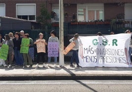 Trabajadoras de la residencia Villa Cicero concentradas ayer en Gama frente a las instalaciones.