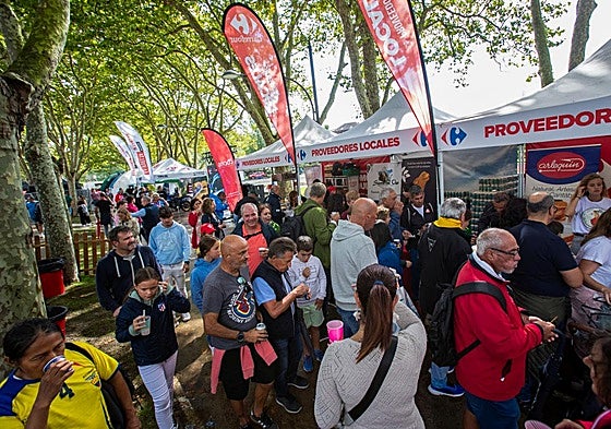 Los aficionados transitan por la 'fan zone'.