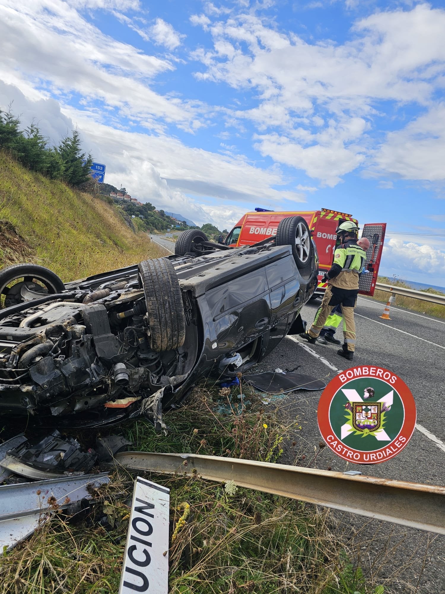 Los bomberos sacan a un conductor atrapado tras volcar en Castro Urdiales