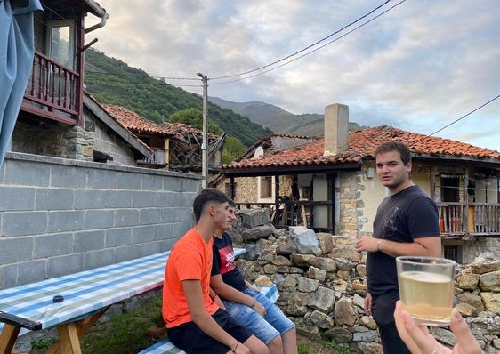 Un joven porta un vaso de agua turbia en la localidad de Santotís.