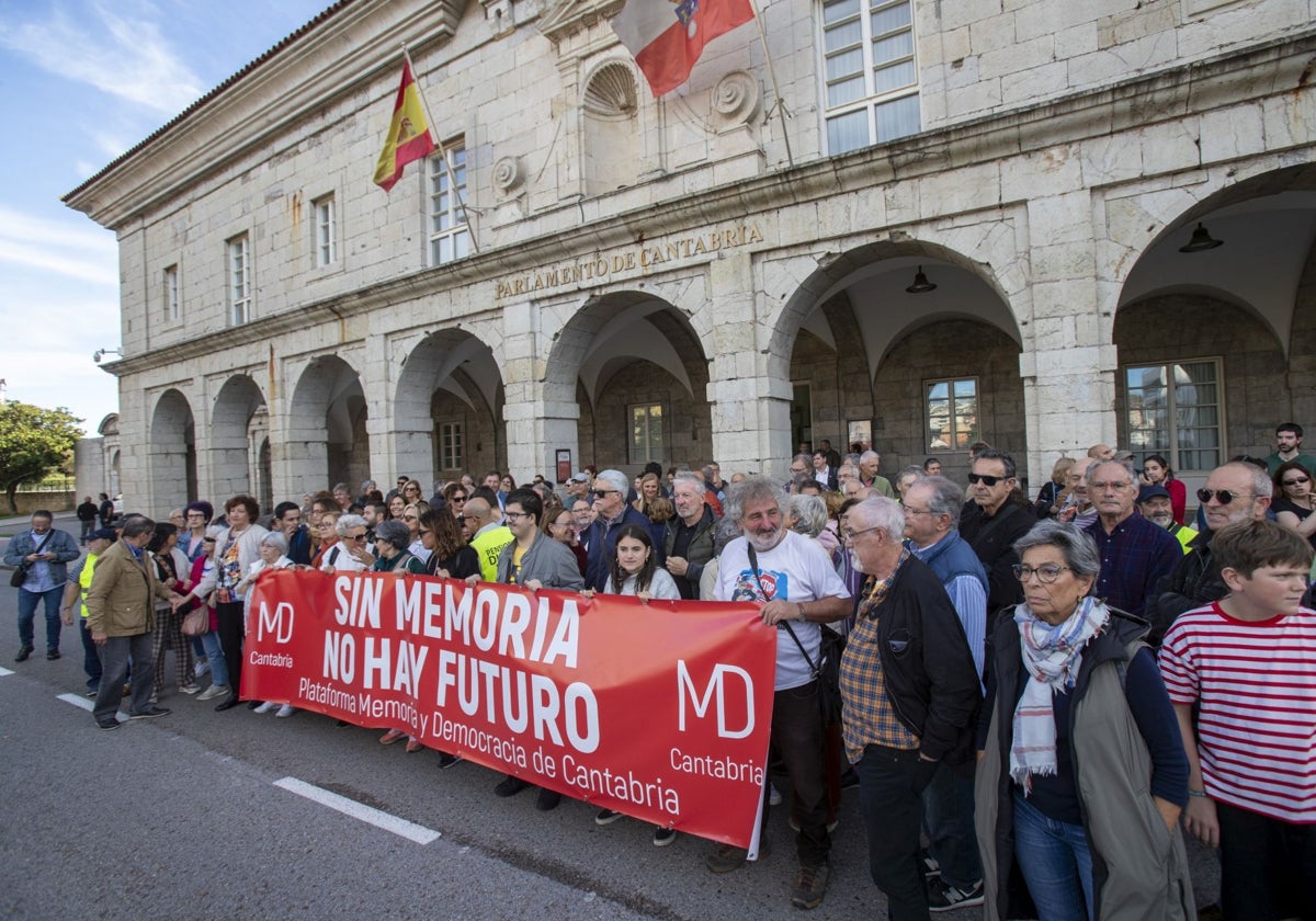 Manifestantes frente al Parlamento en una de las protestas contra la derogación de la ley.