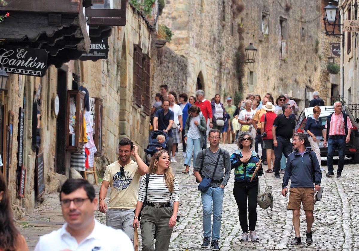 La calle El Cantón, en Santillana del Mar, repleta de turistas.