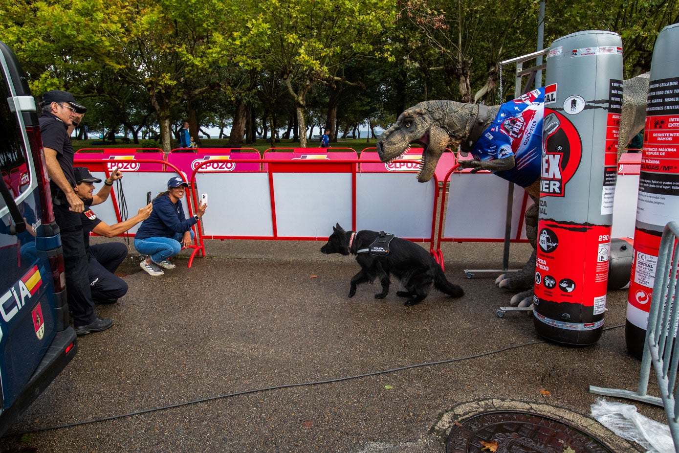 La Policía Nacional hace una foto a uno de sus perros con la mascota del equipo T-Rex-Quick Step.