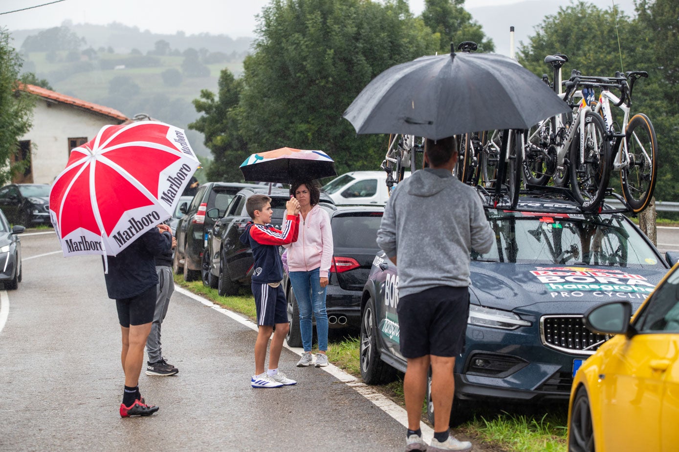 La lluvia acompañó a la carrera durante buena parte de la jornada.