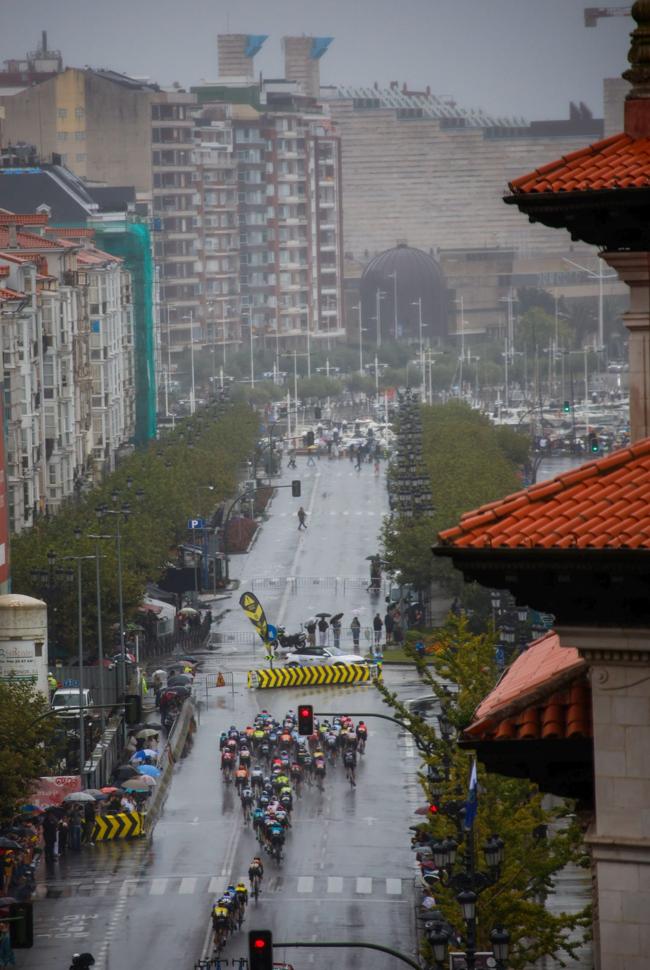 La carrera, a su paso por el Paseo Pereda, ya en la recta final de la etapa.