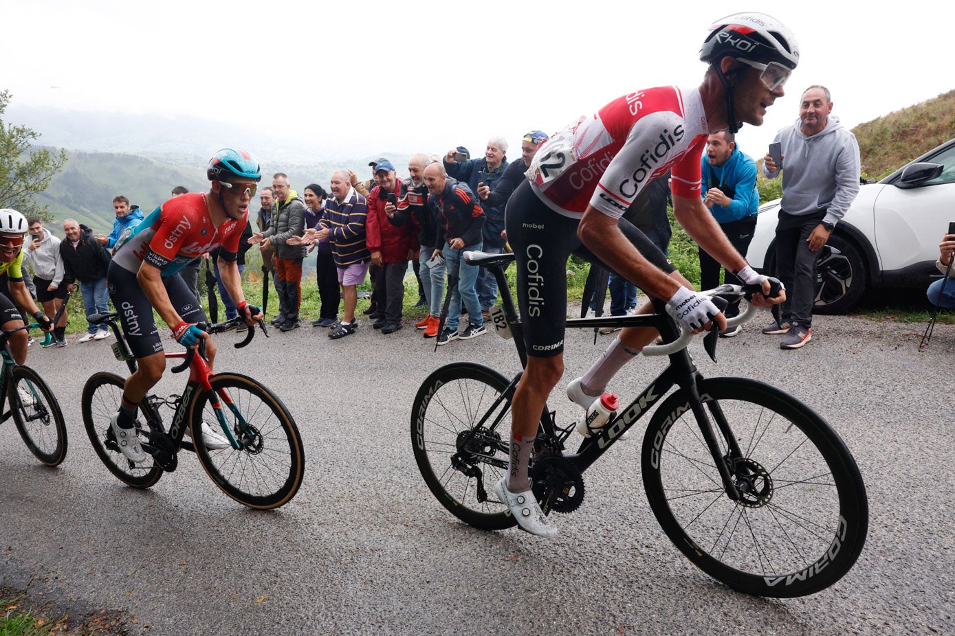 Thomas Champion, del equipo francés Cofidis, tira del pelotón en la subida a la Estranguada.