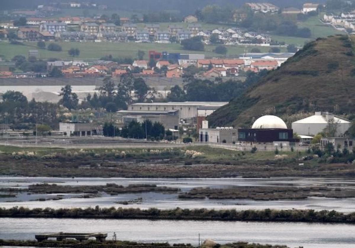 Al fondo de la ría de San Martín de la Arena, el edificio de la actual depuradora, que se inauguró en 2005 y tiene vida útil hasta 2032.