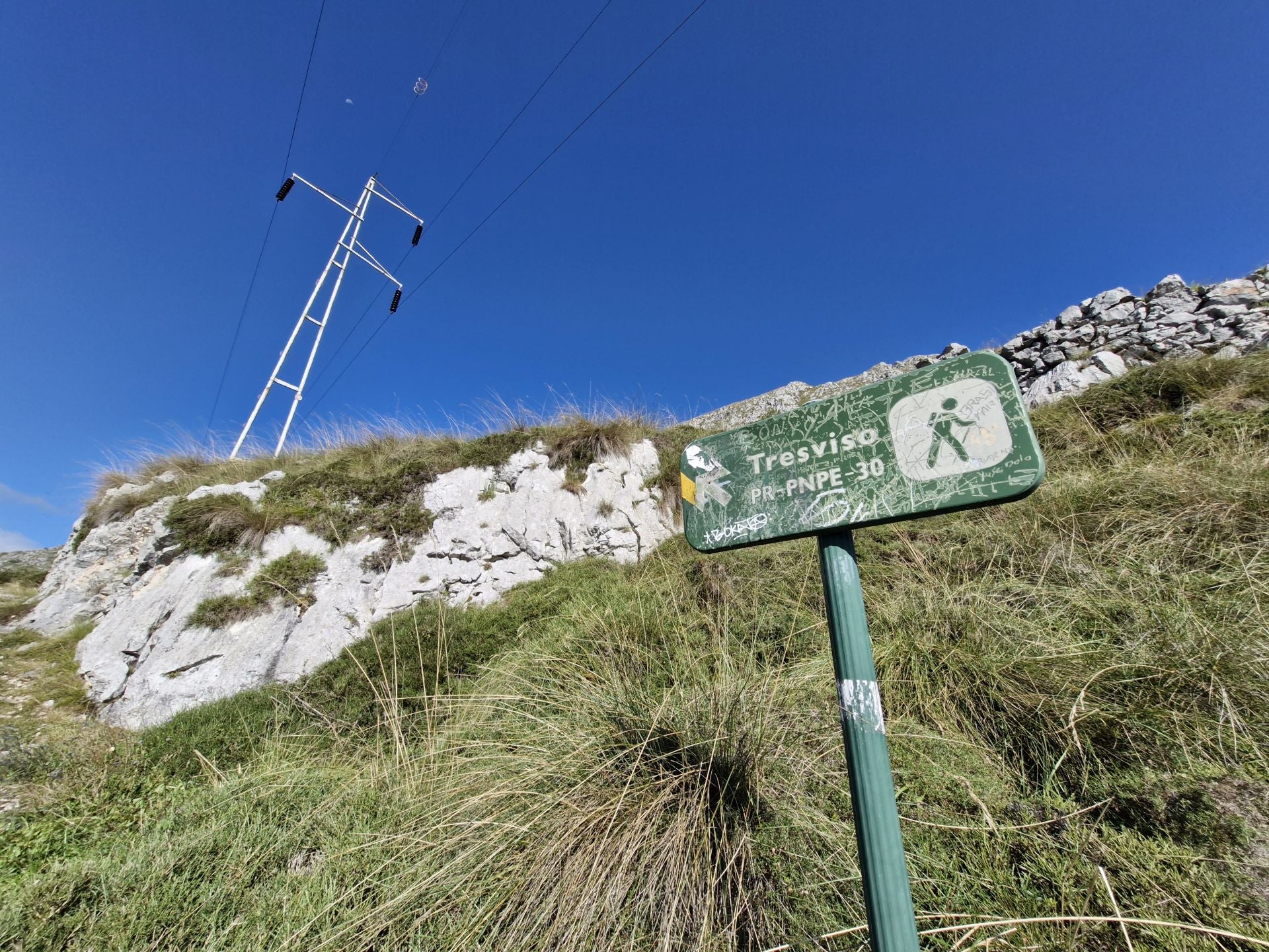 Al llegar a los postes del tendido eléctrico sobre la montaña, el camino suaviza y aparecen las señales que indican que se está ya en Tresviso.