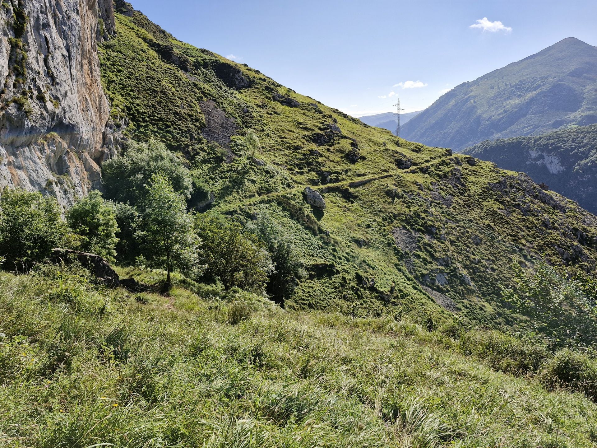 El paisaje, ya más verde en dirección a Tresviso.