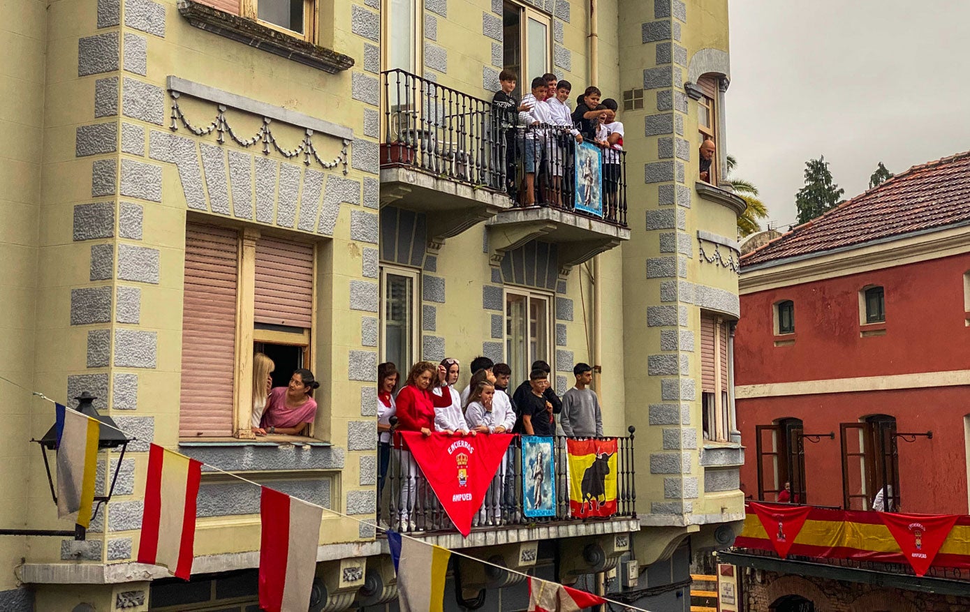 Los ampuerenses contemplan el chupinazo desde sus balcones con vistas a la Casa Consistorial.