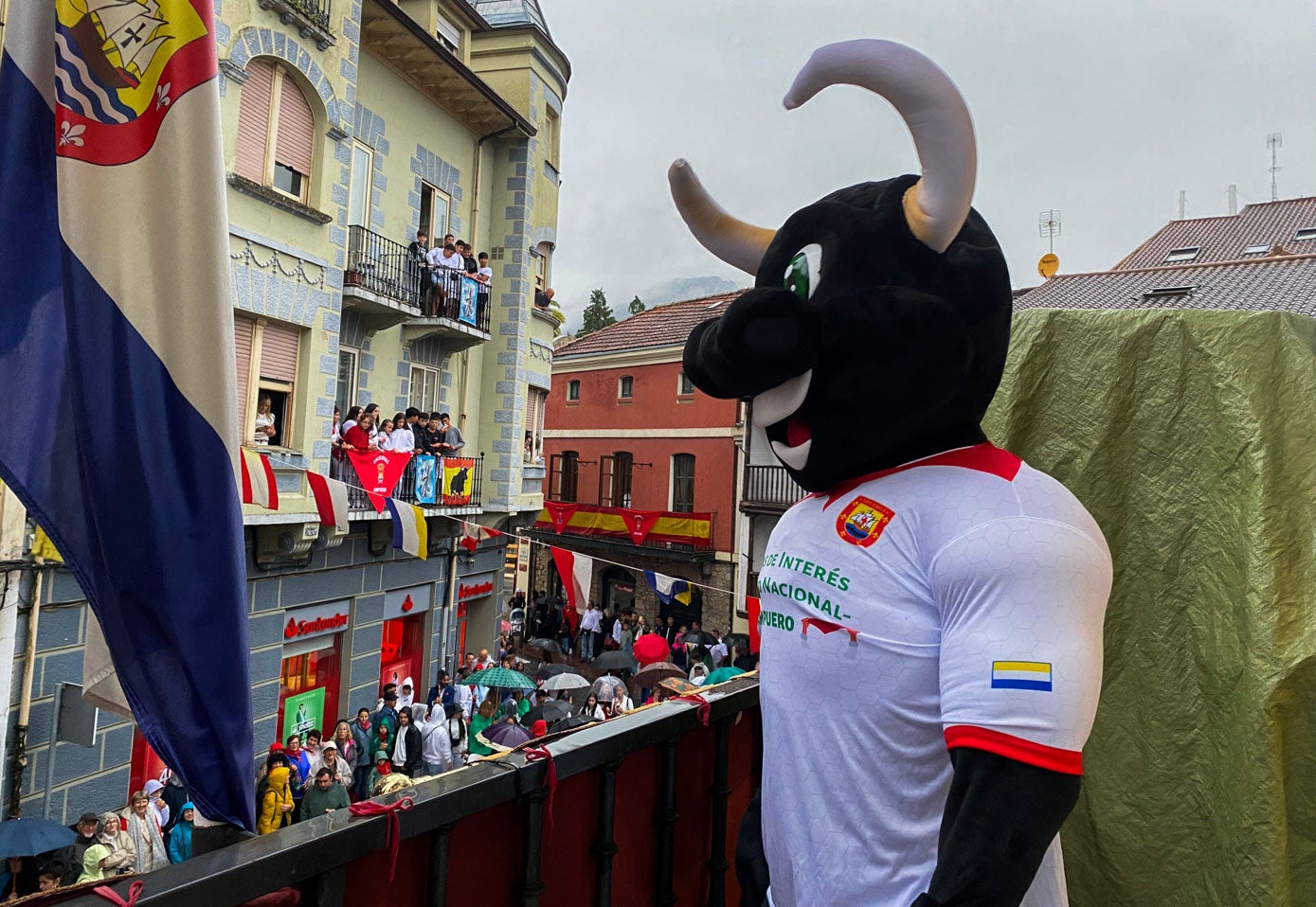 La mascota de las fiestas lucía la camiseta del equipo de fútbol local en la balconada.