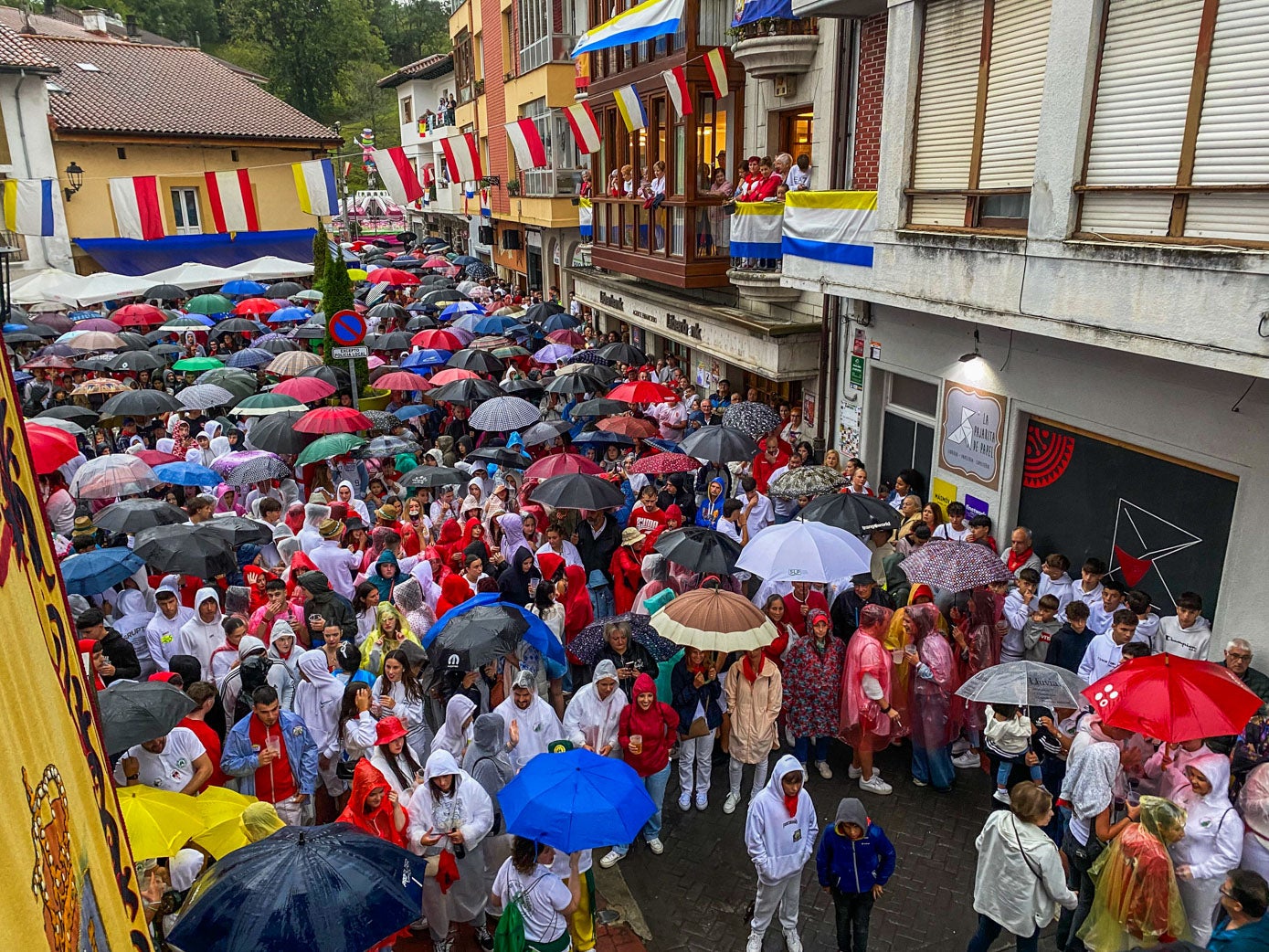 Los paraguas abundaron entre los que se congregaron en los aledaños del Ayuntamiento.